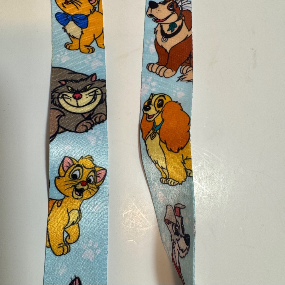 NWT. Disney Dogs & Cats lanyard. Disney Parks Reversible Lanyard - Cats & Dogs.